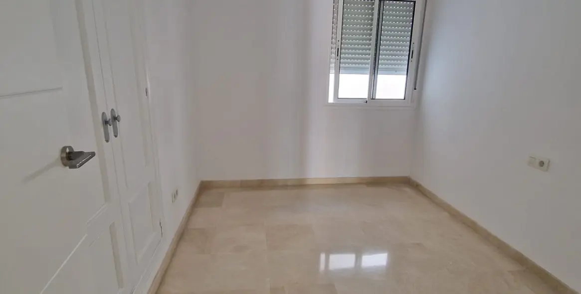 Venta de apartamento en planta media en Estepona 11