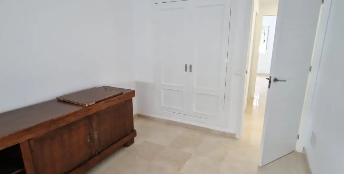 Venta de apartamento en planta media en Estepona 12