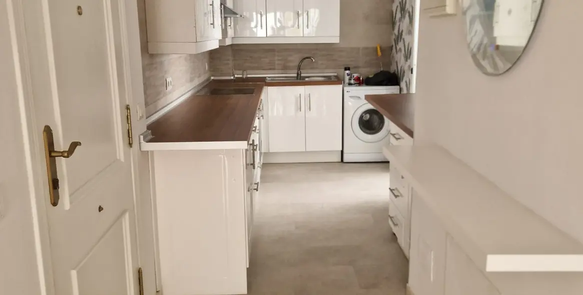 Venta de apartamento en planta media en Estepona 13