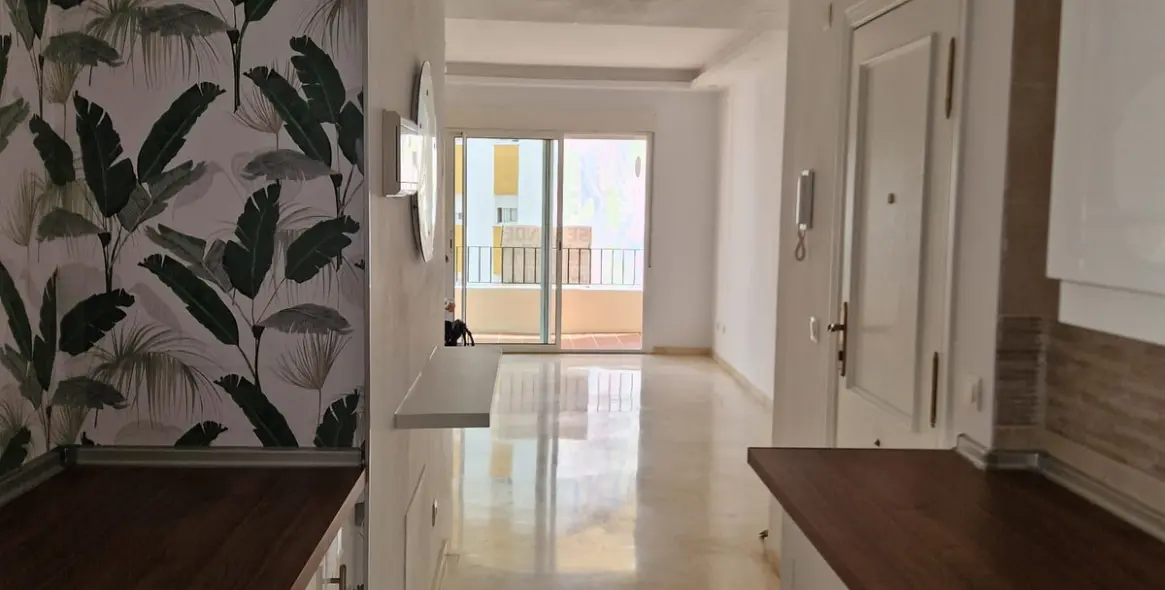 Venta de apartamento en planta media en Estepona 14