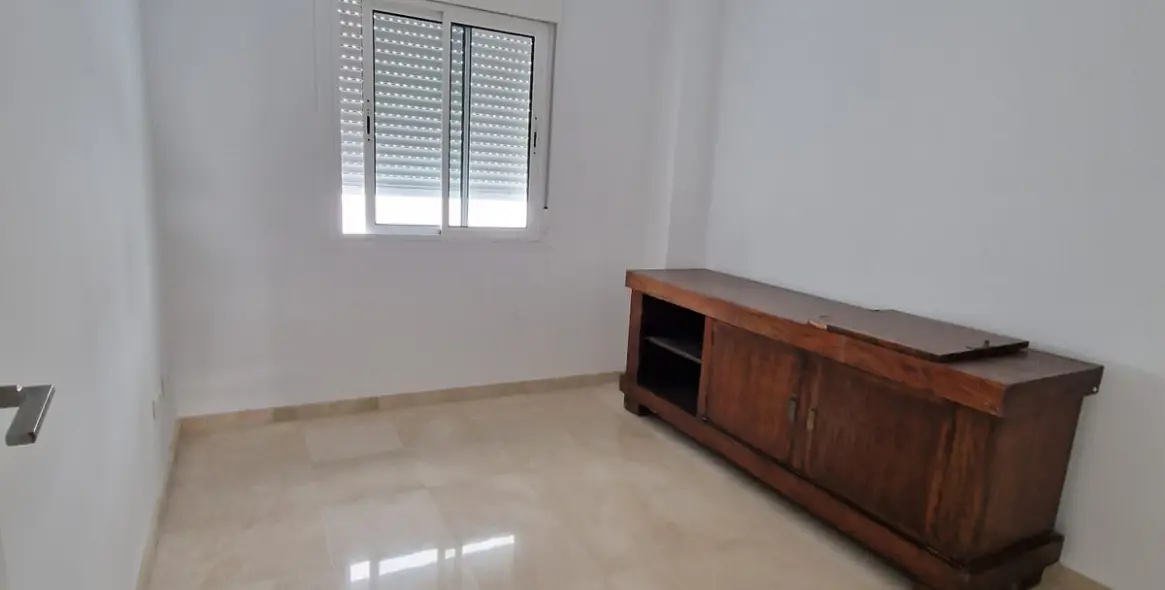 Venta de apartamento en planta media en Estepona 15