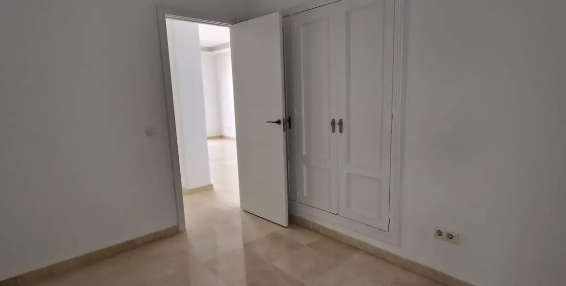 Venta de apartamento en planta media en Estepona 16