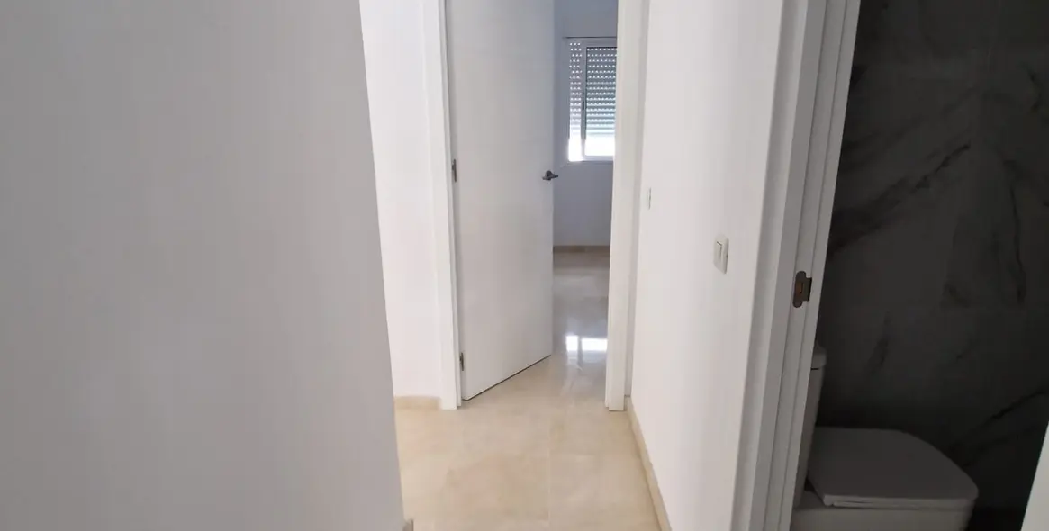 Venta de apartamento en planta media en Estepona 18