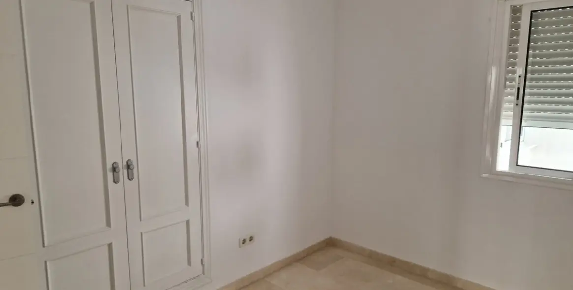 Venta de apartamento en planta media en Estepona 19