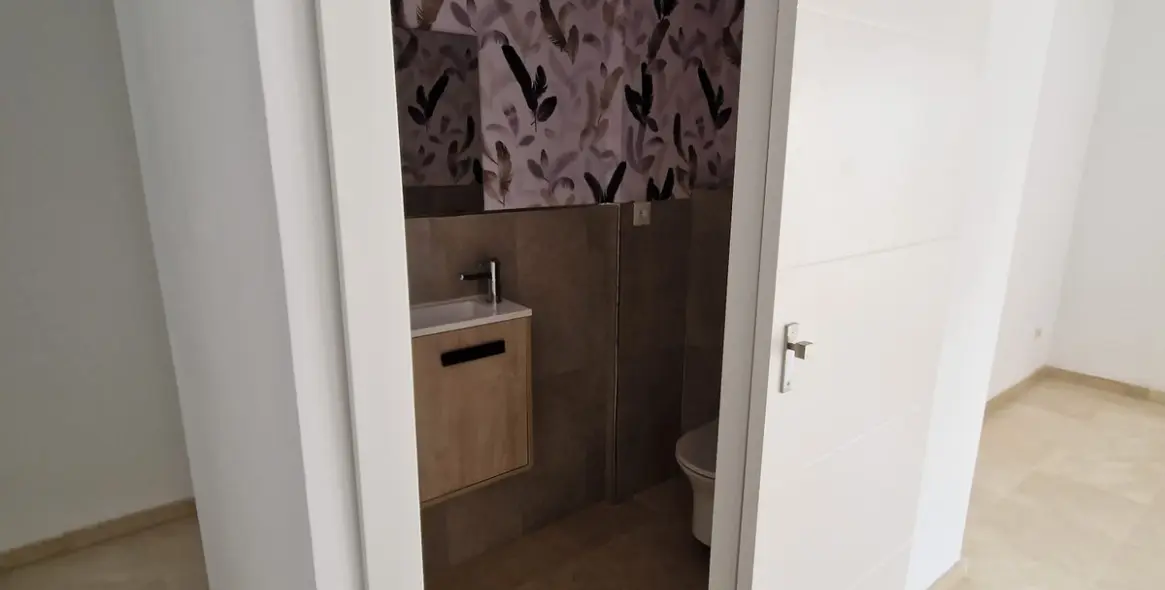 Venta de apartamento en planta media en Estepona 20