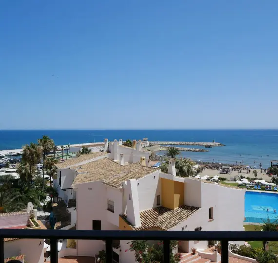 Sale of middle floor apartment in Puerto de Cabopino