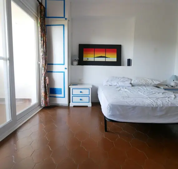 Sale of middle floor apartment in Puerto de Cabopino