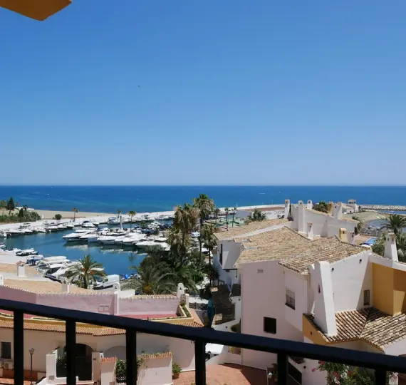 Sale of middle floor apartment in Puerto de Cabopino