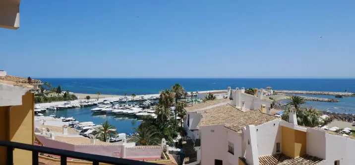 Sale of middle floor apartment in Puerto de Cabopino 4