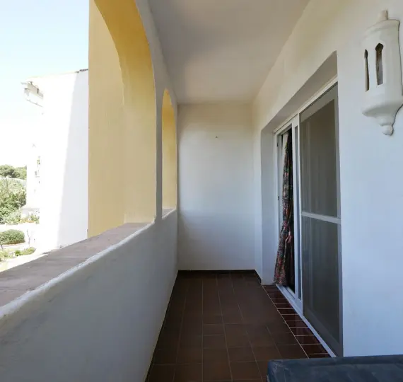 Sale of middle floor apartment in Puerto de Cabopino