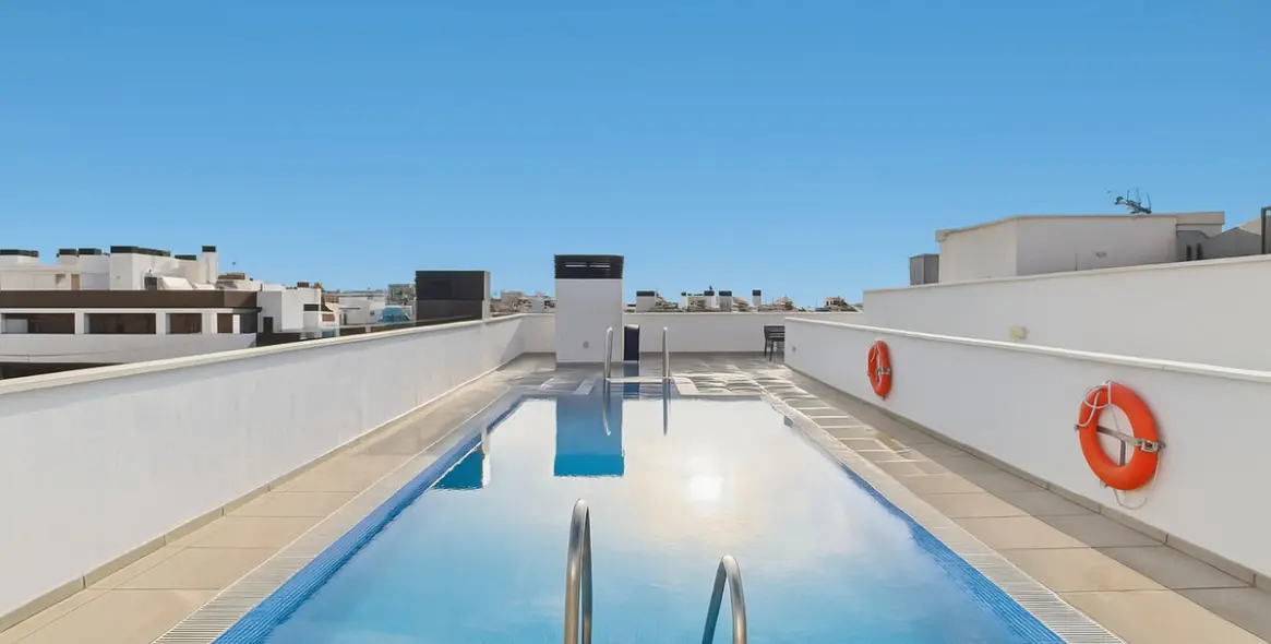 Venta de apartamento en planta media en Estepona 1