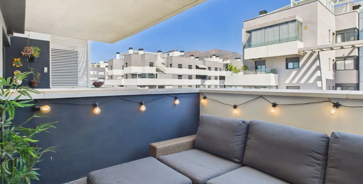 Venta de apartamento en planta media en Estepona 2