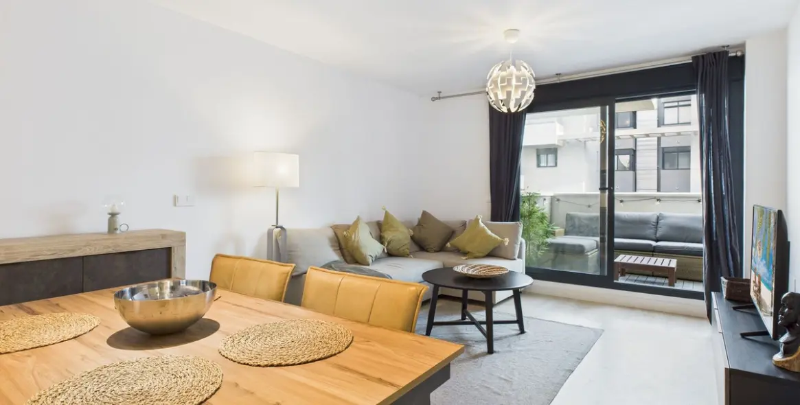 Venta de apartamento en planta media en Estepona 3