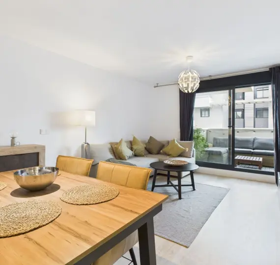 Sale of middle floor apartment in Estepona