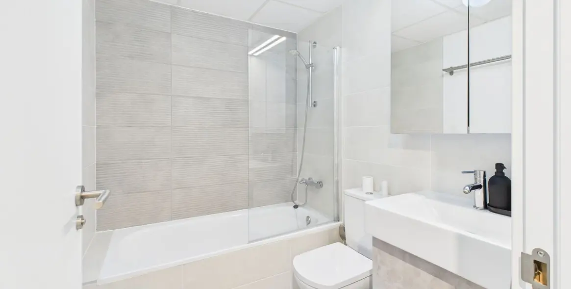 Venta de apartamento en planta media en Estepona 12