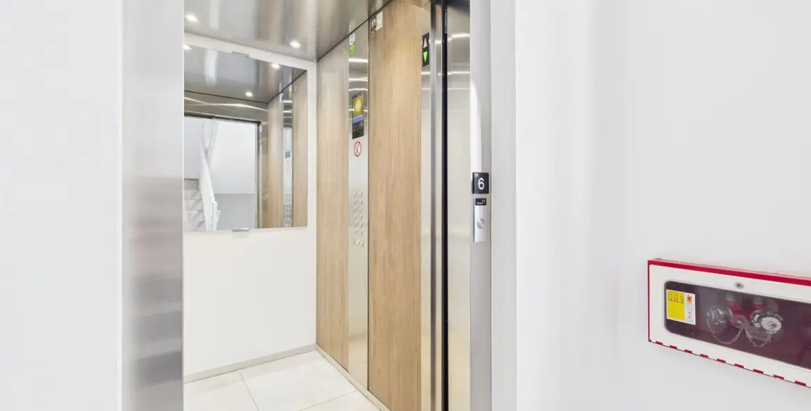 Venta de apartamento en planta media en Estepona 18