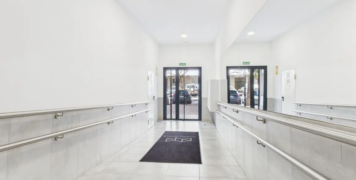 Venta de apartamento en planta media en Estepona 19