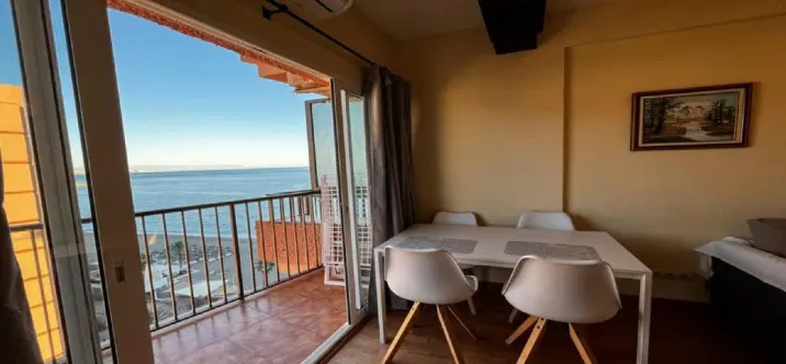 Sale of middle floor apartment in Fuengirola 1