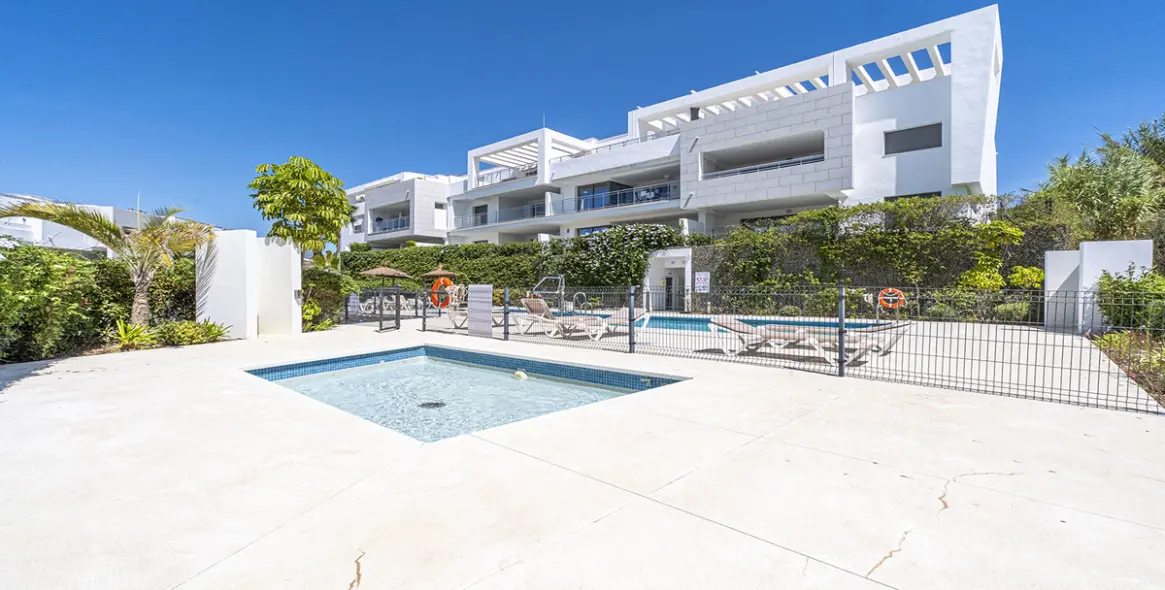 Продажа апартаментов на среднем этаже в Casares 15