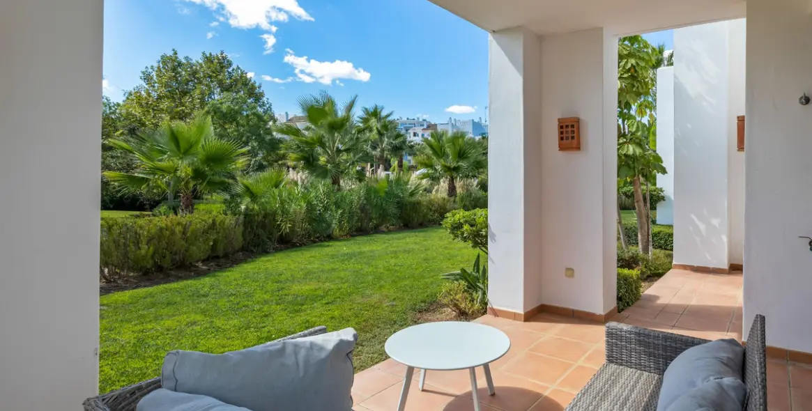 Продажа апартаментов на первом этаже в Casares 16