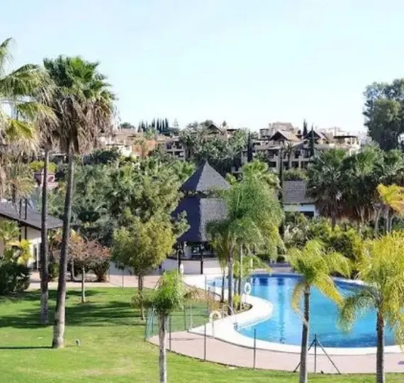 Продажа апартаментов на среднем этаже в Estepona