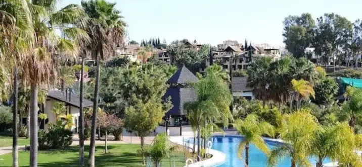 Продажа апартаментов на среднем этаже в Estepona 0