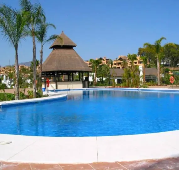 Продажа апартаментов на среднем этаже в Estepona