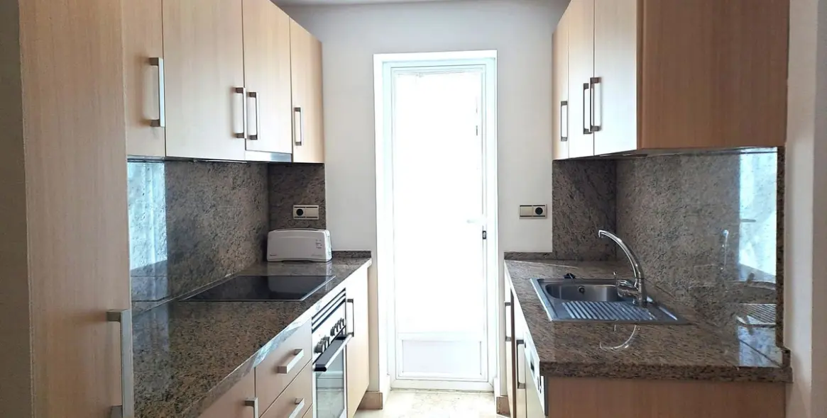 Продажа апартаментов на среднем этаже в Estepona 17