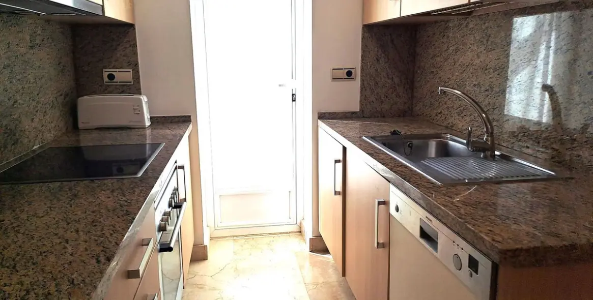 Продажа апартаментов на среднем этаже в Estepona 18