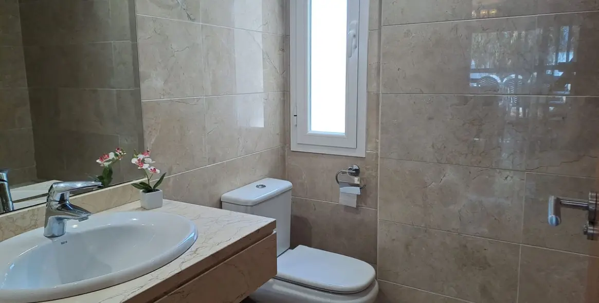 Sale of middle floor apartment in Estepona 21