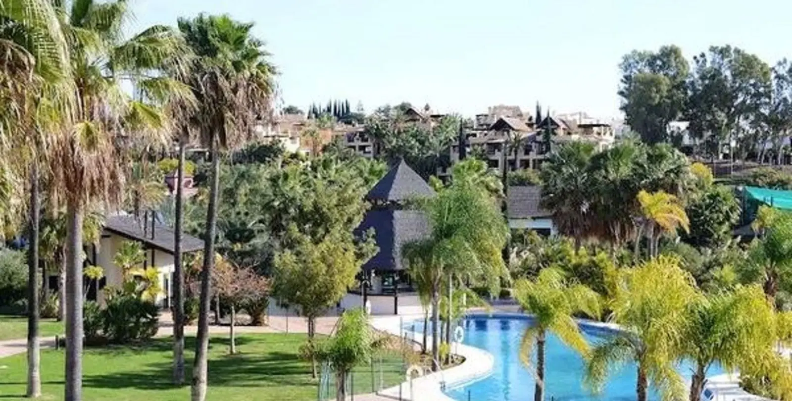 Sale of middle floor apartment in Estepona 1