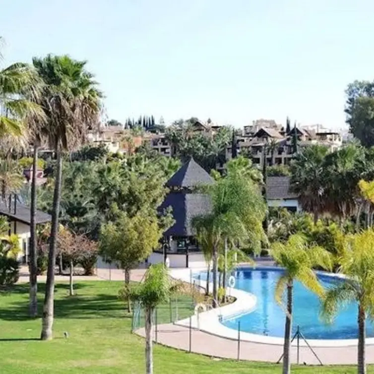 Продажа апартаментов на среднем этаже в Estepona