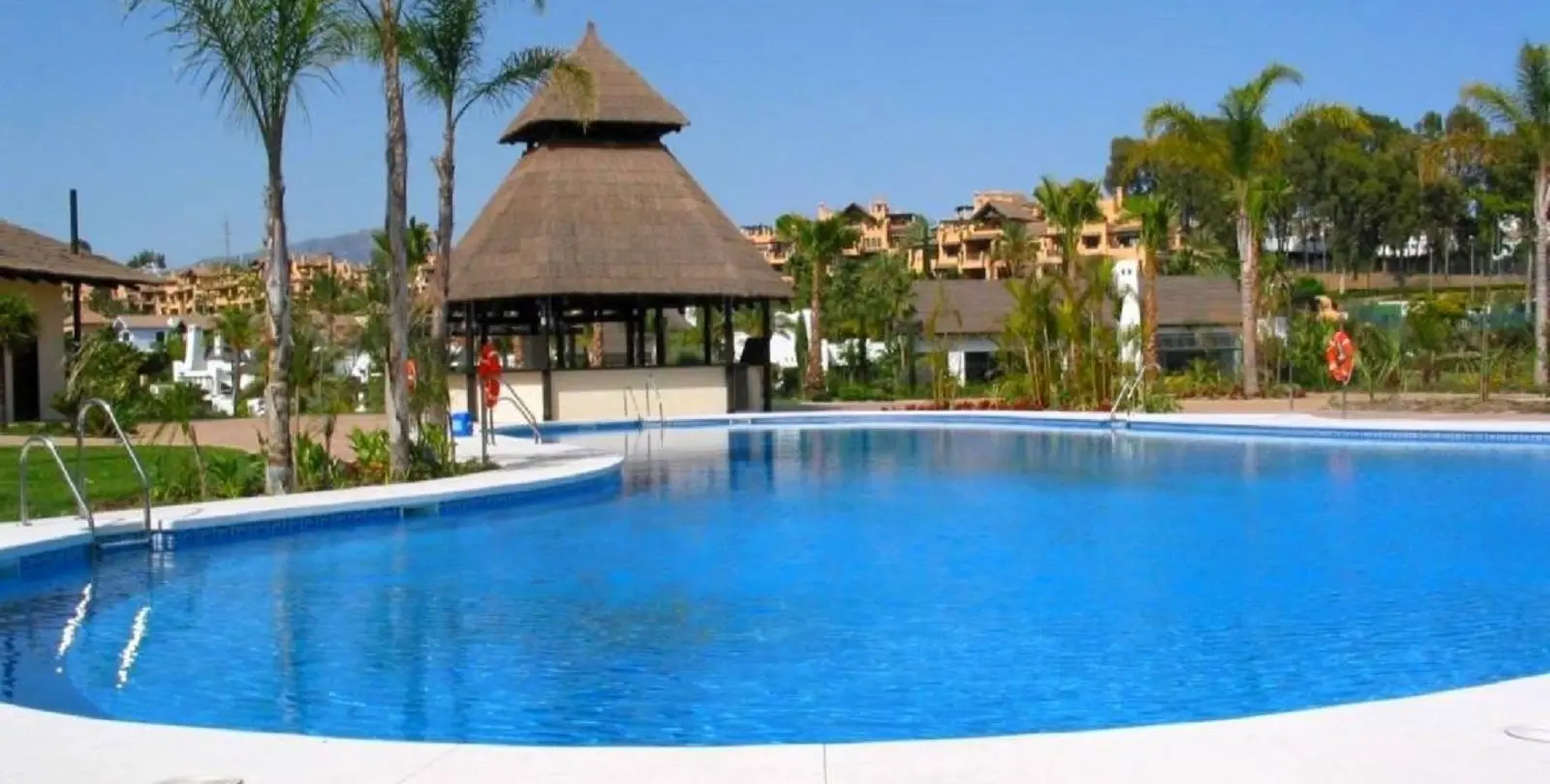 Sale of middle floor apartment in Estepona 2