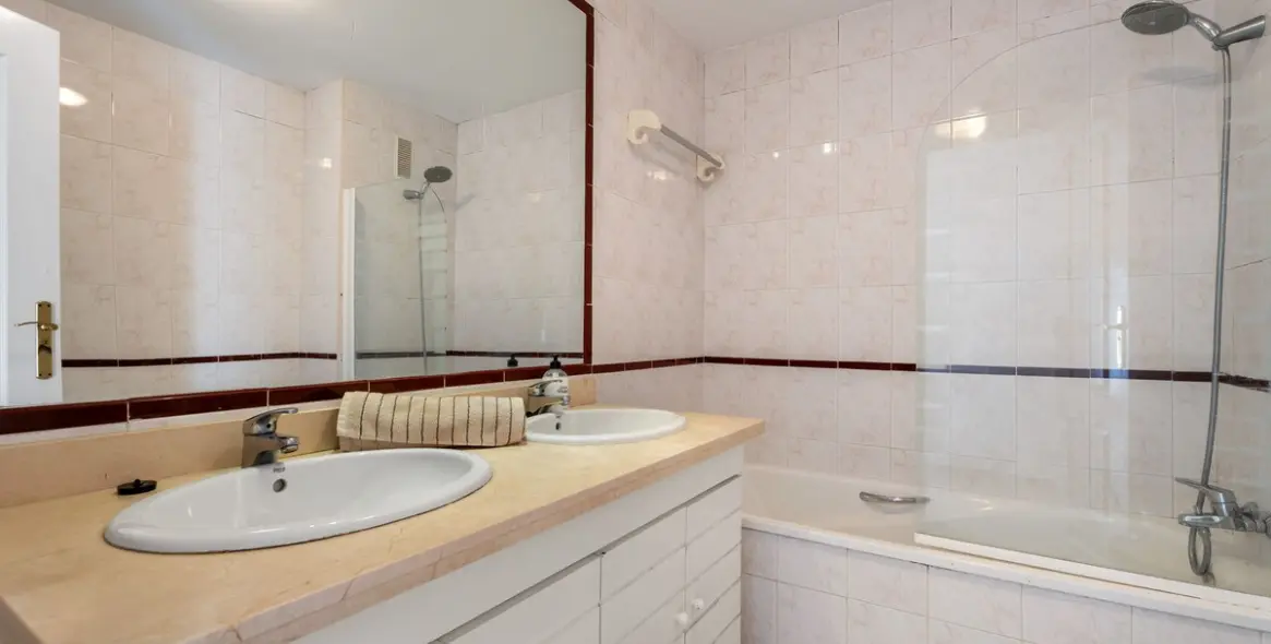 Продажа апартаментов на среднем этаже в Torrequebrada 11