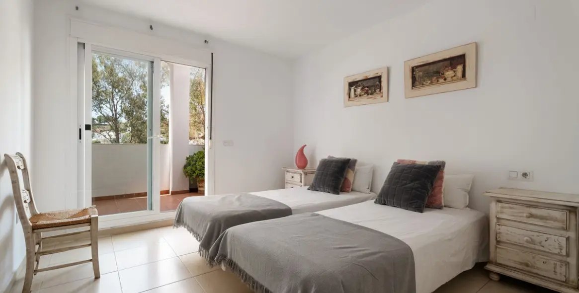 Продажа апартаментов на среднем этаже в Torrequebrada 12