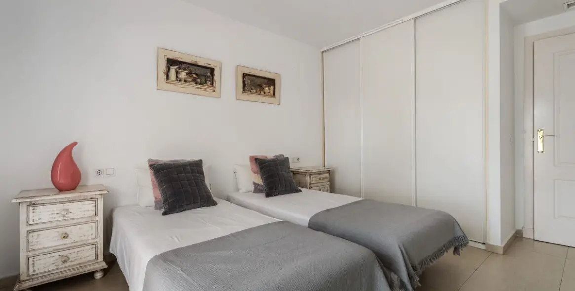 Продажа апартаментов на среднем этаже в Torrequebrada 13