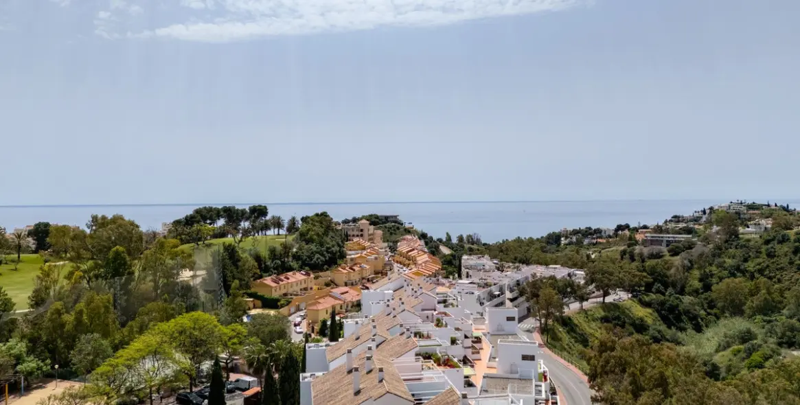 Продажа апартаментов на среднем этаже в Torrequebrada 18