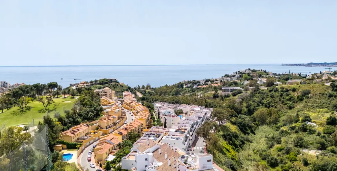 Venta de apartamento en planta media en Torrequebrada 23