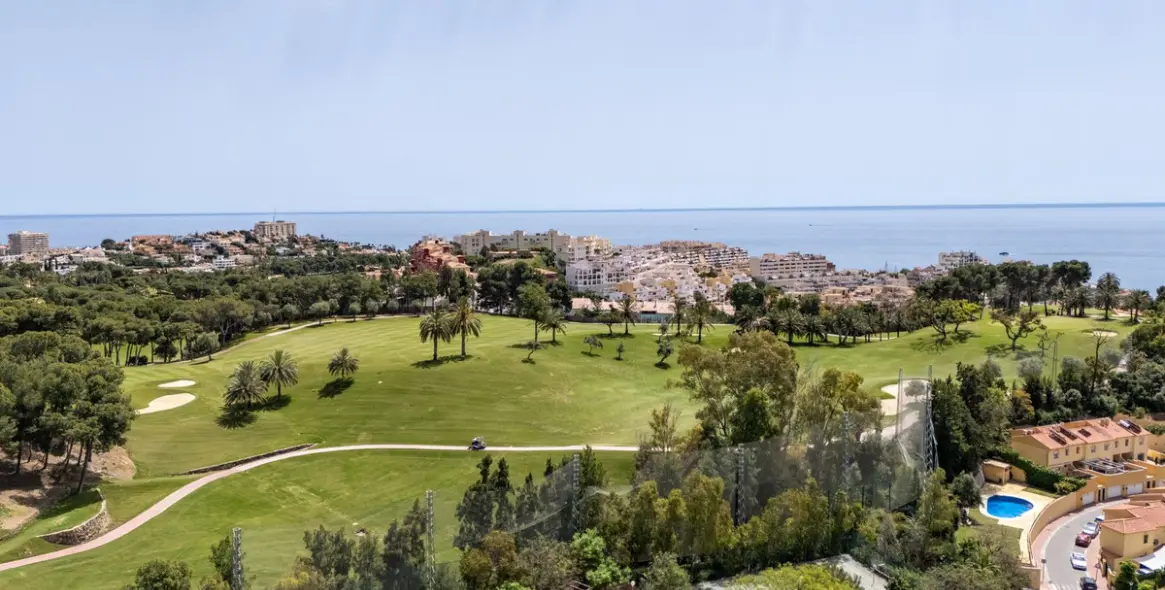 Venta de apartamento en planta media en Torrequebrada 24