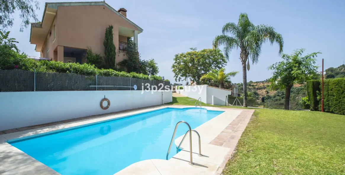 Sale of semi-detached house in Estepona 1