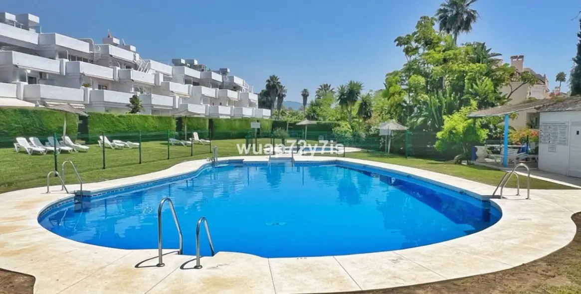 Sale of penthouse in El Paraiso 1
