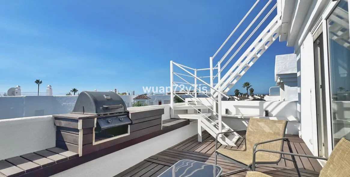 Sale of penthouse in El Paraiso 3