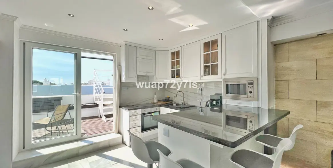 Sale of penthouse in El Paraiso 4