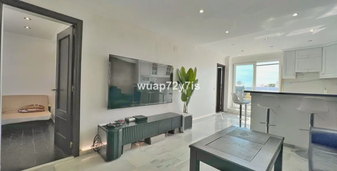 Sale of penthouse in El Paraiso 6