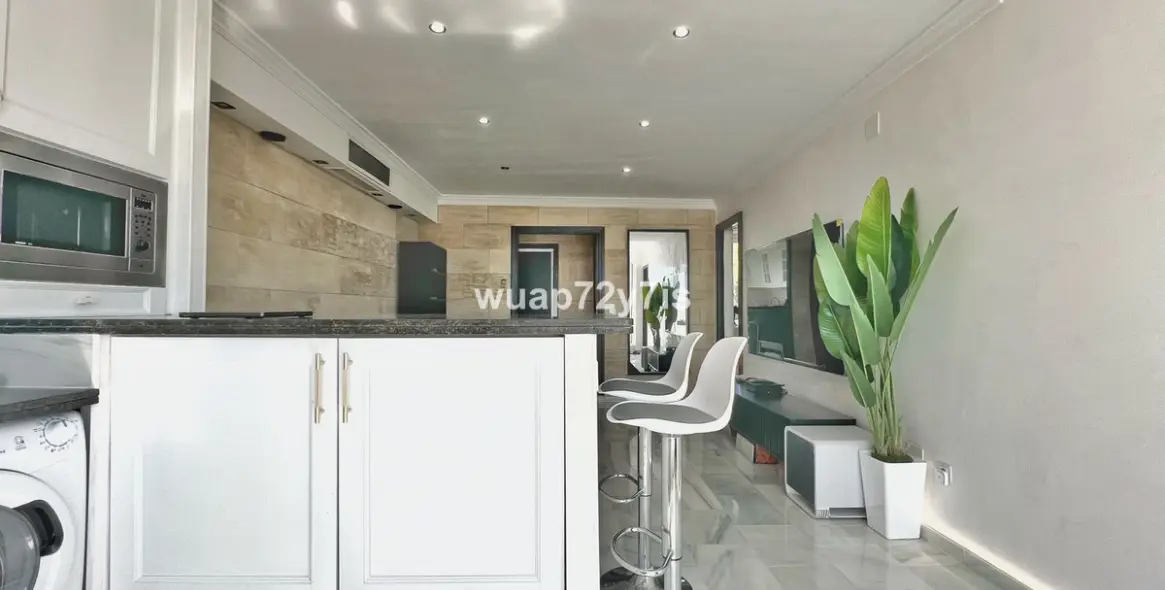 Sale of penthouse in El Paraiso 8