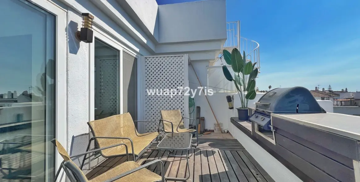 Sale of penthouse in El Paraiso 11