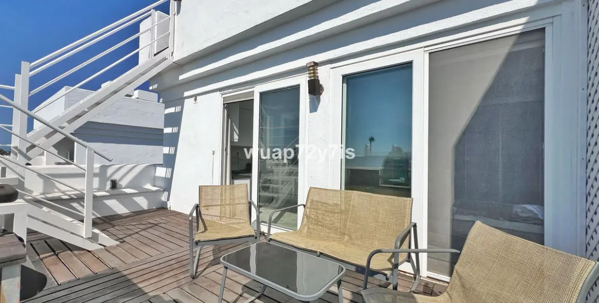 Sale of penthouse in El Paraiso 12