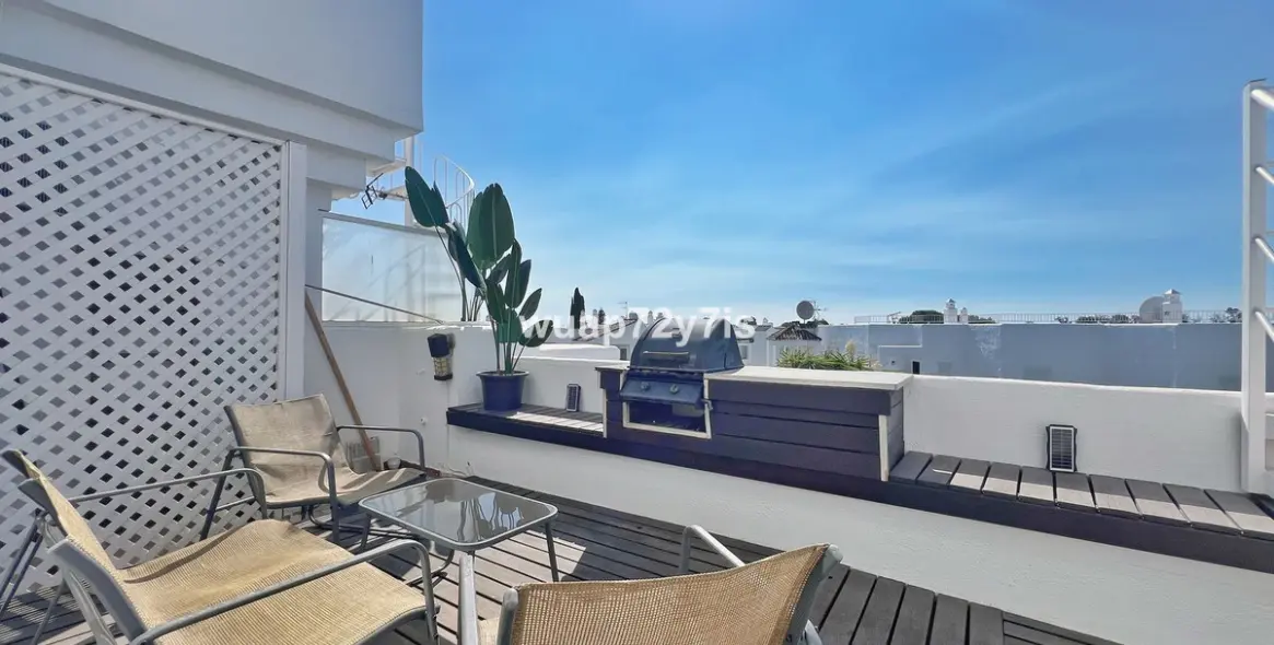 Sale of penthouse in El Paraiso 13