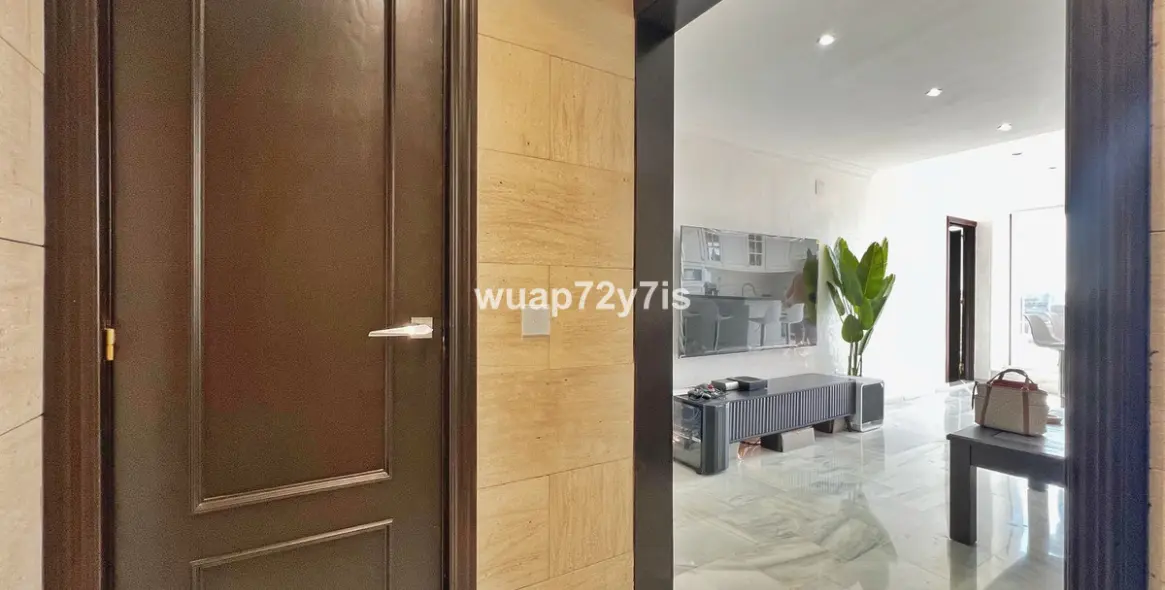 Sale of penthouse in El Paraiso 14