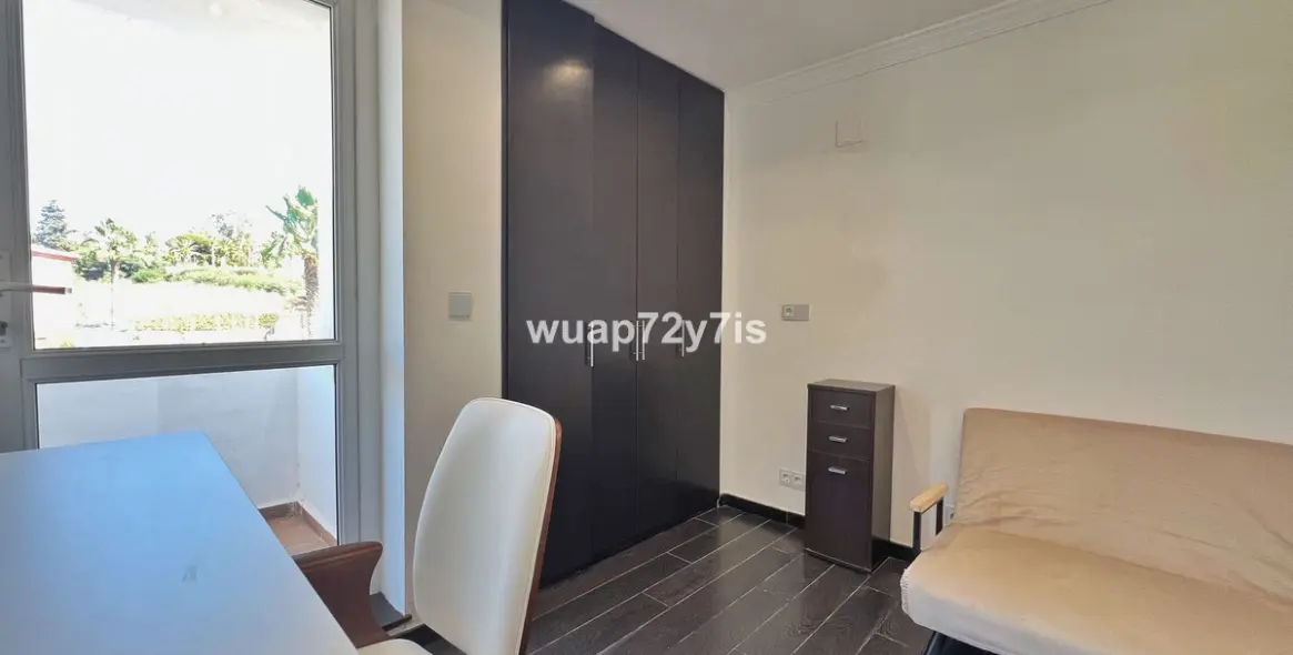 Sale of penthouse in El Paraiso 15